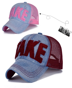 Dettaglio di cappelli da sole in denim con ricamo FAKE e rete traspirante sulla parte posteriore