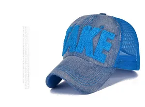 Dettaglio del cappellino in denim con ricamo in spugna blu della scritta FAKE