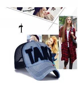 Dettaglio del cappellino da baseball in denim con ricamo TAKE e rete traspirante
