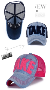 Dettaglio del cappello trucker in denim blu e rosa con ricamo in spugna TAKE decorativo