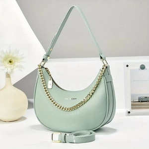 Sac demi-lune vert menthe avec chaîne dorée et texture cuir grainé élégante