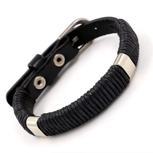Detalle de pulsera de cuero trenzado negro con hebilla de plata y cierre ajustable