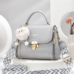 Sac À Main Femme En Cuir PU Motif Litchi Sac Bandoulière Avec Large Bandoulière Géométrique Et Pendentif Monstre En Peluche