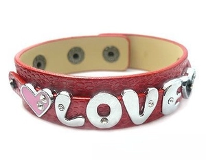 Dettaglio del bracciale in pelle rossa coccodrillo con lettere LOVE e cuore