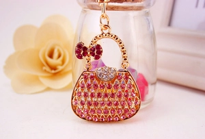 Dettaglio macro del portachiavi a borsa con strass rosa e base in lega dorata