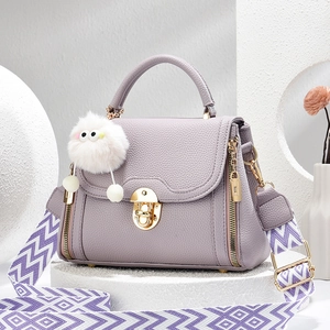 Sac à main chic en cuir lavande avec fermoir doré et bandoulière géométrique