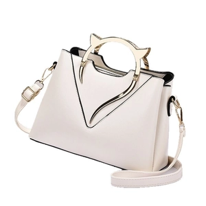 Sac à main minimaliste en cuir beige avec poignées en métal oreilles de chat et bandoulière