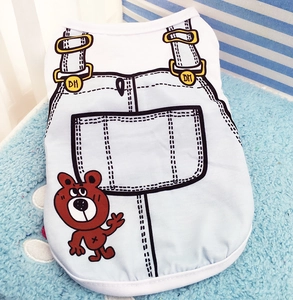 Détail du gilet blanc pour animaux avec imprimé denim bleu et motif ours brun
