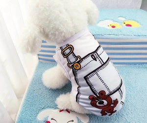 Gros plan d'un gilet en coton blanc pour chien avec imprimé ours sur un petit chien