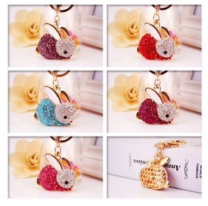 Collage de porte-clés lapin en strass colorés : violet, rouge, doré et bleu brillant