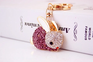 Vue macro des strass violets et des détails en métal doré sur le porte-clés lapin