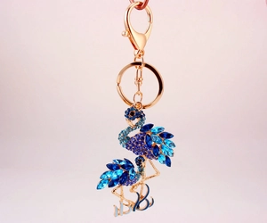 Détail du porte-clés flamant rose avec strass bleus et fermoir en métal doré rose
