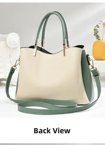 Detaillierte Rückansicht einer minimalistischen Handtasche in Creme und Salbeigrün