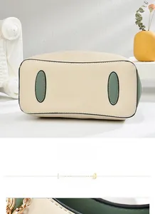 Details der beige-grünen Ledertasche mit hochwertiger goldener Kette und Beschlägen
