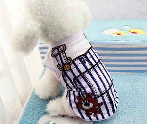 Détail du gilet blanc pour chien avec rayures bleues et motif ours brun pour petits chiens