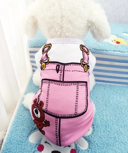 Vue détaillée du gilet rose en jean pour chien avec motif d'ours sur un chien frisé