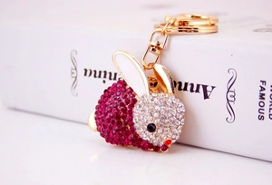 Macro d'un porte-clés lapin mignon en métal serti de strass rouges et transparents