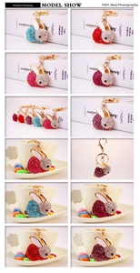 Détail macro de porte-clés lapin en strass multicolores avec fermoirs mousquetons dorés