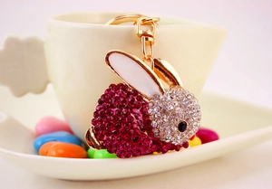 Détail du porte-clés lapin doré serti de strass roses et d'émail blanc élégant