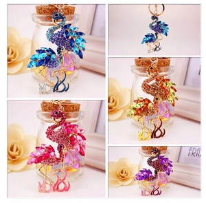 Vue détaillée de porte-clés flamant rose avec strass colorés en alliage or rose