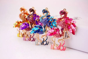 Détail de porte-clés flamant rose avec strass colorés et alliage doré poli