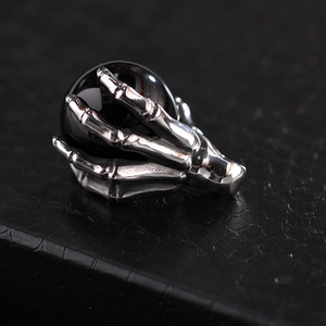 Gothic-Anhänger aus Edelstahl mit silberner Totenkopfhand und schwarzer Perle für Herren