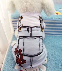 Gros plan du gilet pour animaux en coton blanc avec imprimé denim et motif d'ours