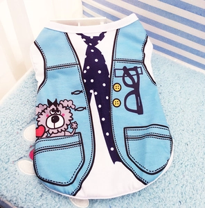 Détail du gilet en coton pour animaux avec motif de chien mignon et design superposé