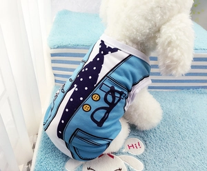 Détail de gilet pour chien avec imprimé denim, cravate à pois bleu foncé et bouton jaune
