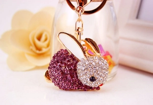 Gros plan du porte-clés lapin doré orné de strass en cristal violets et transparents