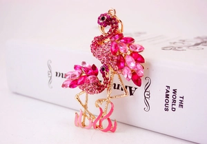 Détail d'un porte-clés flamant rose en cristal avec strass étincelants sur base dorée