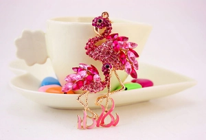 Détail du porte-clés flamant rose avec strass roses et cristaux sur cadre doré chic