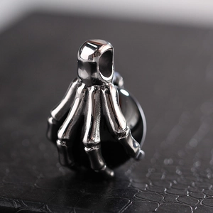 Retro-Anhänger aus Edelstahl, Skeletthand mit schwarzer Achatkugel für Herren