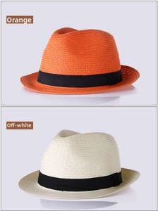 Détail de chapeaux de paille Panama avec ruban noir en orange et beige crème