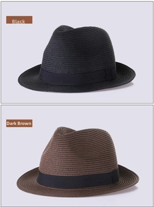 Détail de chapeaux fedora en paille noirs et café foncé avec ruban gros-grain