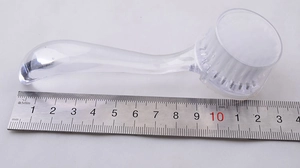Brosse à ongles avec poils blancs et manche ergonomique en plastique transparent