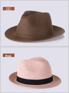 Comparaison détaillée de chapeaux fedora tressés café clair et rose avec texture paille
