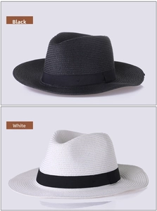 Gros plan de chapeaux fedora classiques en paille tressée noir et blanc avec ruban