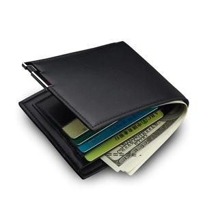 Portafoglio bifold da uomo in pelle nera con bordo in metallo e fessure per carte di credito