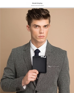 Dettaglio del portafoglio bifold da uomo in pelle nera con bordo in metallo e modello