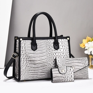 Ensemble de trois sacs gris motif crocodile avec poignées et bandoulière noire ajustable