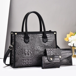 Ensemble de trois sacs à main noirs avec motif crocodile et détails dorés