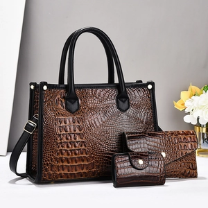 Ensemble 3 pièces de sacs à main marron motif crocodile avec détails dorés et anses noires