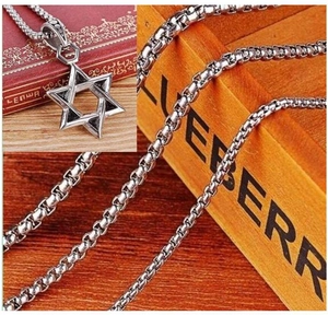 Detailansicht des silbernen Hexagramm-Anhängers mit Gliederkette auf einer Vintage-Box
