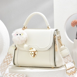 Mode PU Leer Litchi Textuur Handtas Voor Vrouwen Geometrische Brede Riem Crossbody Schoudertas Met Pluche Monster Hanger