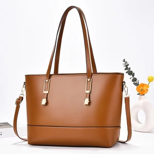 Sac fourre-tout élégant en cuir marron avec détails dorés et bandoulière de style moderne