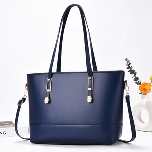 Grand sac cabas en cuir bleu foncé avec finitions dorées et bandoulière réglable