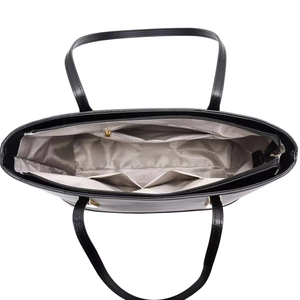 Vue intérieure du sac cabas noir montrant la doublure chevrons et les compartiments