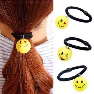 Set mit 3 gelben Smiley-Haargummis in der Produktansicht und beim Haarstyling gezeigt