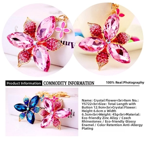 Detail of crystal four-leaf flower keychain with rhinestones and alloy plating dimensions